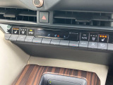 【オートエアコン】一度お好みの温度に設定すれば、車内の温度を検知し風量や温度を自動で調整。暑い&hellip;寒い&hellip;と何度もスイッチ操作をする必要はありません。快適な車内空間には必須の機能ですね♪