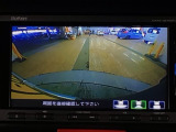 【バックカメラ】運転が苦手な方も車庫入れラクラクです!ギアをリバースに入れれば自動的に切り換わりますので、面倒な操作は不要です♪狭い駐車場もお車を傷つけず安心ですね!
