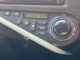 【オートエアコン】一度お好みの温度に設定すれば、車内の温度を検知し風量や温度を自動で調整。暑い&hellip;寒い&hellip;と何度もスイッチ操作をする必要はありません。快適な車内空間には必須の機能ですね♪