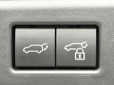 【パワーバックドア】スマートキーや運転席のボタンを押すだけでリアゲートが自動で開閉します!荷物を持っている時や、高い位置にあるバックドアを閉める際に便利な機能です♪