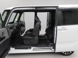 ドアは広く開き、荷物を持ちながらの乗り降りも楽になります。