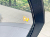 【ブラインドスポットモニター】走行中、ドアミラーの死角になりやすい箇所に後続車が接近するとサイドミラーのレンズに警告を表示!ドライバーに注意喚起をしてくれます。