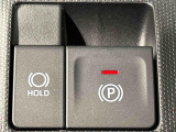 指先だけで簡単に操作が可能な電動パーキングブレーキを採用。「HOLD」スイッチを押すと、渋滞や信号待ちなどでブレーキペダルから足を離しても、ブレーキを保持するので安心です