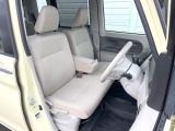 運転席まわりには十分なスペースがあり、大柄な方でもゆったり運転していただける環境です。
