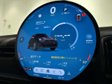 デジタルメーターパネル・速度表示が大きく見やすデジタルメーターです。ナビと連動して簡易的な案内を表示することもできます。
