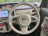 インテリアに合わせたデザインのステアリングは、運転される方のことも考え、運転しやすい形状、大きさです。是非一度、実際に触ってお確かめください。