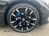 【BMWアロイホイル】軽量かつ強度に拘ったアロイホイル。走行性能ポテンシャルを引き出す設計。車の足元を引き締めてくれる大きなポイントはアロイホイルです。