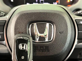 【Hondaスマートキー】カバンやポケットに入れたままでもドアの施錠・解錠が可能なスマートキーを装備。エンジンのオン・オフ時もカギを取り出す必要が無いからとっても便利です♪