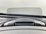 【ヘッドアップディスプレイ(HUD)】フロントウインドウガラスに走行情報を投影します。運転中の目線と重なるように表示されるので、少ない視線移動で速度が確認できるので、 ドライビングに集中できます!