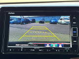【バックモニター】後方の障害物や歩行者を確認できるバックモニター。狭い駐車場や混雑した場所でも安心して車を操作できます。