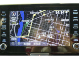 スマホやiPhoneと連携し、対応アプリを表示させて使うディスプレイオーディオ。エントリーナビキットを装着しています。