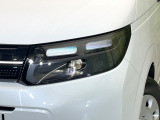 【LEDヘッドライト】悪天候や夜間走行時も良好な視界を確保し安心して運転できる高輝度LEDヘッドライトを装備!点灯速度が早く、消費電力も抑えられています。
