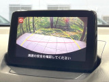 【バックカメラ】駐車時に後方がリアルタイム映像で確認できます。大型商業施設や立体駐車場での駐車時や、夜間のバック時に大活躍!運転スキルに関わらず、今や必須となった装備のひとつです!