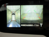 パノラミックビューモニター付きです。車両を上から見たような映像をディスプレイオーディオ画面に表示。運転席からの目視だけでは見にくい、車両周辺の状況をリアルタイムでしっかり確認できます。