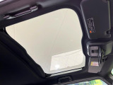 【ガラスルーフ】ガラスルーフ搭載で車内の解放感が一気にアップ!開放的なドライブをお楽しみいただけます。
