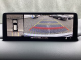 狭い場所での駐車やすれ違いなどでより的確な運転操作に役立つ360&deg;ビューモニターが装備されています。