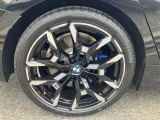 【BMWアロイホイル】軽量かつ強度に拘ったアロイホイル。走行性能ポテンシャルを引き出す設計。車の足元を引き締めてくれる大きなポイントはアロイホイルです。