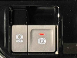 指先だけで簡単に操作が可能な電動パーキングブレーキを採用。「HOLD」スイッチを押すと、渋滞や信号待ちなどでブレーキペダルから足を離しても、ブレーキを保持するので安心です