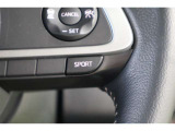 ダイナミックで力強い加速感が得られるSPORTモードへの切替えができます。エンジンの制御により、アクセル操作に対する反応を早め、力強い加速が可能です。きびきびした走りを楽しみたいときに適しています。