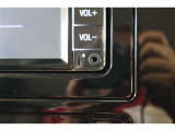 スマートフォンやiPodに入れた音楽を楽しめるAUXを装備しています。AUXは直接カーオーディオに接続できるため、Bluetoothなどよりも高音質な音楽が楽しめます。