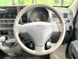 インテリアに合わせたデザインのステアリングは、運転される方のことも考え、運転しやすい形状、大きさです。是非一度、実際に触ってお確かめください。