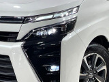 【LEDヘッドライト】悪天候や夜間走行時も良好な視界を確保し安心して運転できる高輝度LEDヘッドライトを装備!点灯速度が早く、消費電力も抑えられています。