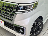 【LEDヘッドライト】悪天候や夜間走行時も良好な視界を確保し安心して運転できる高輝度LEDヘッドライトを装備!点灯速度が早く、消費電力も抑えられています。