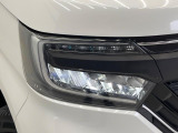 【LEDヘッドライト】悪天候や夜間走行時も良好な視界を確保し安心して運転できる高輝度LEDヘッドライトを装備!点灯速度が早く、消費電力も抑えられています。