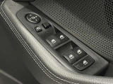ドアミラー調整とパワーウインドウスイッチは操作し易い位置に装備されております