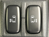 【両側パワースライドドア】スマートキーや運転席のスイッチで後席両側スライドドアの開閉が可能♪電動だから力を入れてドアを開ける必要が無く、小さなお子様でも簡単に開け閉めでき快適です♪