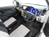 シンプルで使いやすいデザインの運転席です。