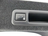 ワンタッチでバックドアが開閉。重たいバックドアも力いらずで開閉できる便利なパワーバックドア付きです!