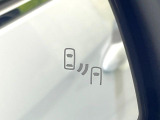 【ブラインドスポットモニター】走行中、ドアミラーの死角になりやすい箇所に後続車が接近するとサイドミラーのレンズに警告を表示!ドライバーに注意喚起をしてくれます。