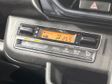 【オートエアコン】一度お好みの温度に設定すれば、車内の温度を検知し風量や温度を自動で調整。暑い&hellip;寒い&hellip;と何度もスイッチ操作をする必要はありません。快適な車内空間には必須の機能ですね♪