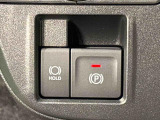 指先だけで簡単に操作が可能な電動パーキングブレーキを採用。「HOLD」スイッチを押すと、渋滞や信号待ちなどでブレーキペダルから足を離しても、ブレーキを保持するので安心です
