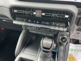 左右独立温度コントロールフルオートエアコン。 よりパーソナルな空調を実現。 運転席・助手席で独立した温度設定が行えるフルオートエアコン。