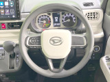 インテリアに合わせたデザインのステアリングは、運転される方のことも考え、運転しやすい形状、大きさです。是非一度、実際に触ってお確かめください。