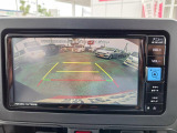 後方の様子をナビ画面に表示。駐車時も安心のバックモニター付きです!