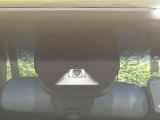 【ホンダセンシング】走行中に前方の車両等を認識し、衝突しそうな時は警報とブレーキで衝突回避と被害軽減をアシスト。より安全にドライブをお楽しみいただけます。