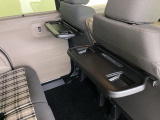 折りたたみ式のシートバックテーブルは限られた空間を有効活用。車内の家族時間をもっと快適に。休憩時のちょっとした小物置に使える、前席背面の格納式テーブルが付いています。