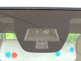 【レーダーブレーキサポート】走行中に前方の車両等を認識し、衝突しそうな時は警報とブレーキで衝突回避と被害軽減をアシスト。より安全にドライブをお楽しみいただけます。