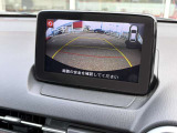後退時に車両の後ろ側をモニター画面に表示します。車庫入れなどでバックする際に後方確認ができて便利です。車庫入れが苦手な人もこれで安心。