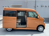 荷室幅がわかるサイドビュー。リヤドアは開閉しやすい持ち手の【縦型スライドドアハンドル】!