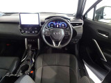 革巻きステアリングで快適な操作性の運転席です。