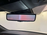 多人数乗車時やお荷物が多いときでも後方視界を確保できる、デジタルインナーミラーが装着されています。