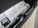 フロアの下には、(細かな仕切り付きの)トレイを設定。さまざまなアイテムを整理して収納できます。