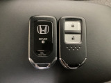 スマートキーを装備しています。鍵を差し込むことなくドアロックの開け閉めと、スタートボタン操作でのエンジンスタートができます。スペアキーも同じものを用意しております。