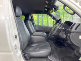 運転席まわりには十分なスペースがあり、大柄な方でもゆったり運転していただける環境です。