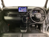 車内は光触媒抗菌消臭施工済です。スタイリッシュなデザインでスポーティなインパネ周りを演出します。グローブボックスやカップホルダーのほかにトレーなどたくさんの収納スペースが付いています。