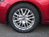 標準装備の純正16インチアルミホイール。タイヤサイズは185/60R16です。